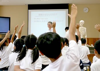 人工関節を使ったの授業の様子